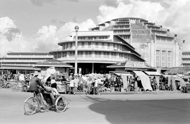 [Photos] The cyclos, street food and shophouses of 1950s Phnom Penh