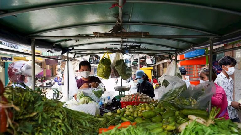 Cambodia closes markets to curb COVID-19, thousands plead for food