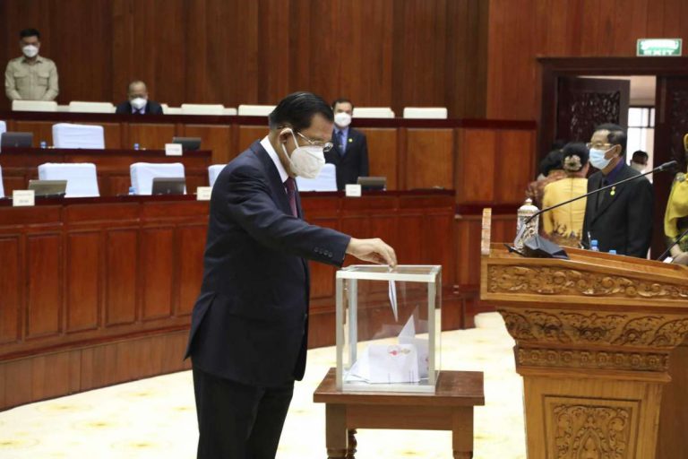 Cambodia amends charter to bar dual citizens from top office