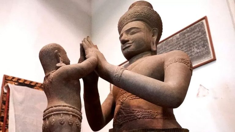 Cambodian team hunting looted treasures visits UK museums