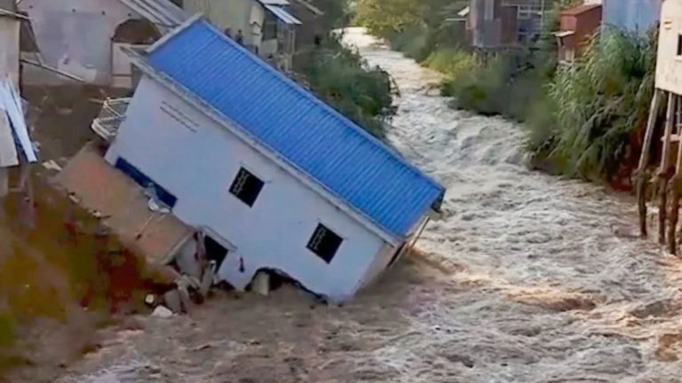 House collapses into raging canal following flash floods in Cambodia (video)