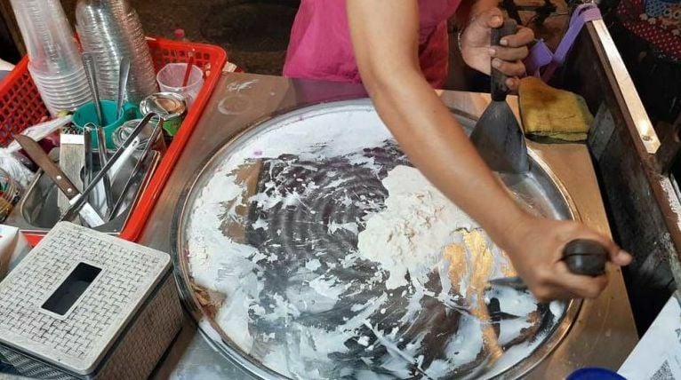 Cambodian woman finds success selling Thai stir-fried ice cream