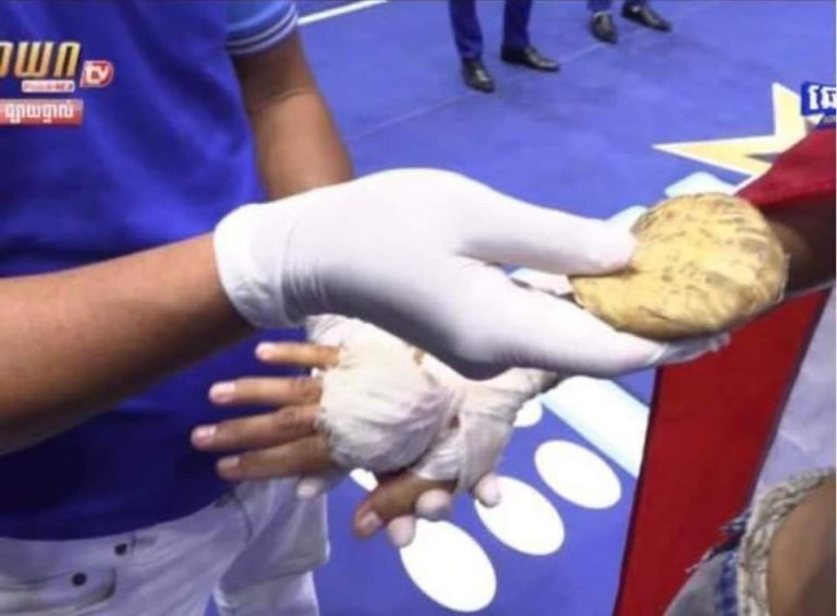 Misleading posts claim Thai boxer hid rock in boxing glove