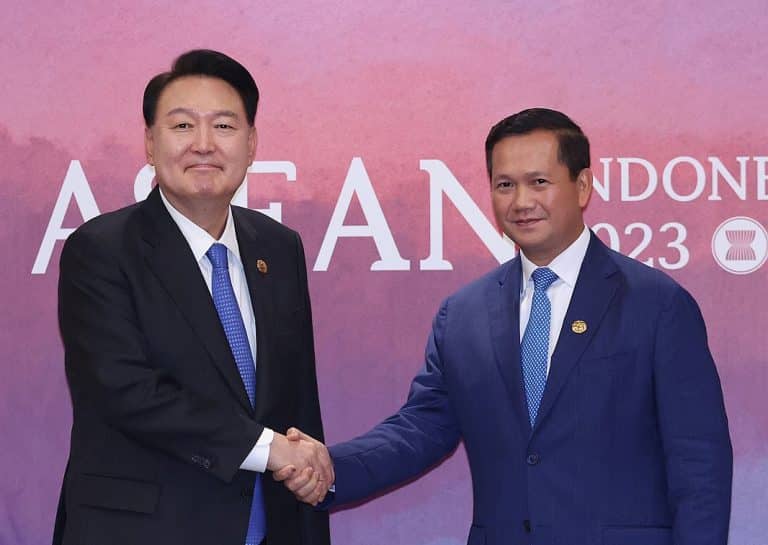 Yoon, Cambodian PM agree to further expand bilateral trade