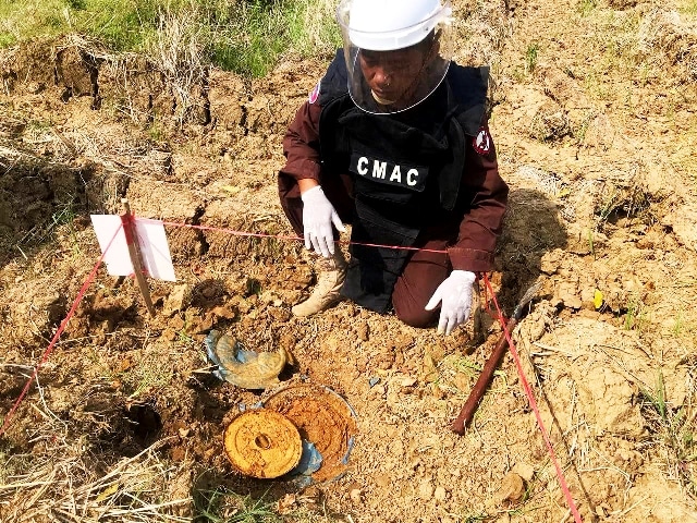 2 Cambodian experts were killed as they attempted to remove an anti-tank mine from a rice field