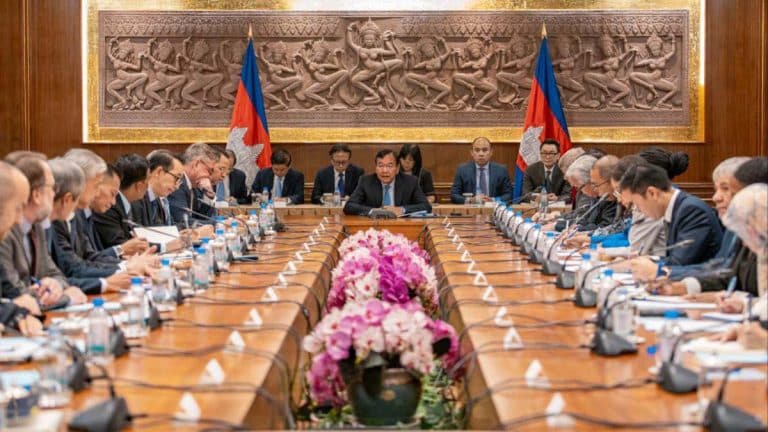 Cambodian Foreign Minister Briefs Diplomats on Border Dispute with Thailand