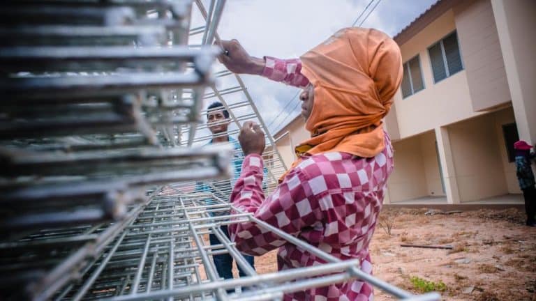 Cambodian Workers in Thailand Report Discrimination Amid Border Tensions