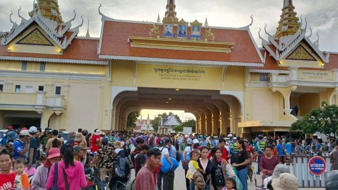 Thousands Rush to Border Crossings as Cambodia and Thailand Shut Shared Border