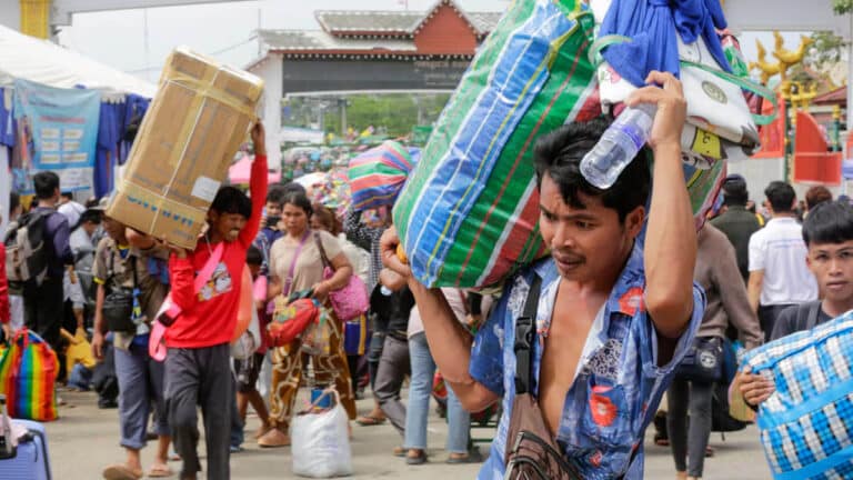 Observers Warn Returning Cambodians from Thailand Face Serious Economic Hardships